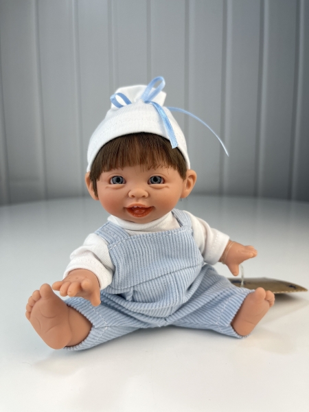 картинка испанские Кукла Джестито "Инфант", 18 см, в голубом комбинезоне, темные волосы, улыбается,  арт. 10000U-15 интернет-магазин TuKiTu.ru